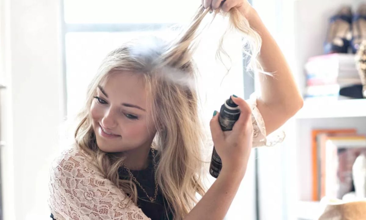 The Potential Risks of Bleaching Hair With Dry Shampoo Present